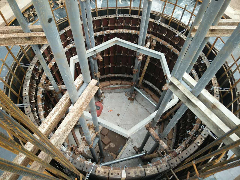 山西晋中市应急抗旱工程100吨倒锥壳水塔基础地板施工现场
